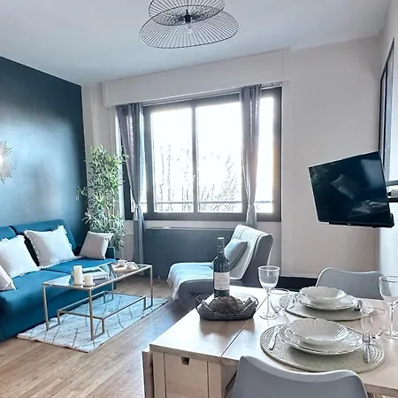 Stylish With A Balcony In Daire