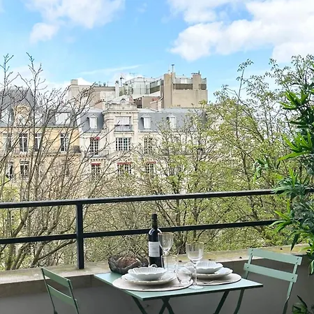 Daire Stylish With A Balcony In