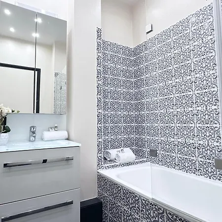 Stylish With A Balcony In Daire
