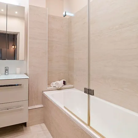 Eiffel Tower - Premium With Balcony And Lift For 4 Daire