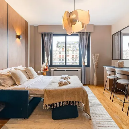 Eiffel Tower - Premium With Balcony And Lift For 4