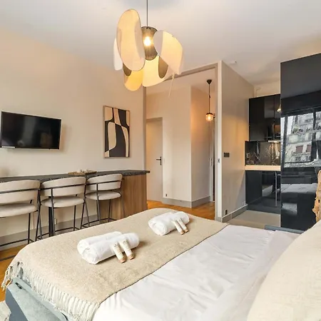 Eiffel Tower - Premium With Balcony And Lift For 4