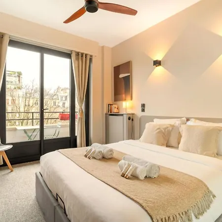 Eiffel Tower - Premium With Balcony And Lift For 4