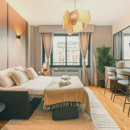 Eiffel Tower - Premium With Balcony And Lift For 4 *