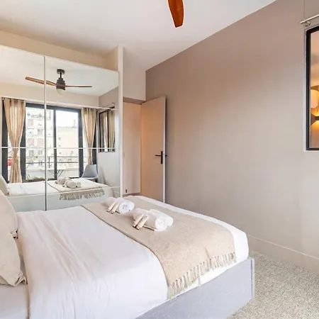 Eiffel Tower - Premium With Balcony And Lift For 4 * Paříž