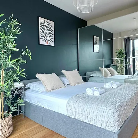 Stylish With A Balcony In Paris